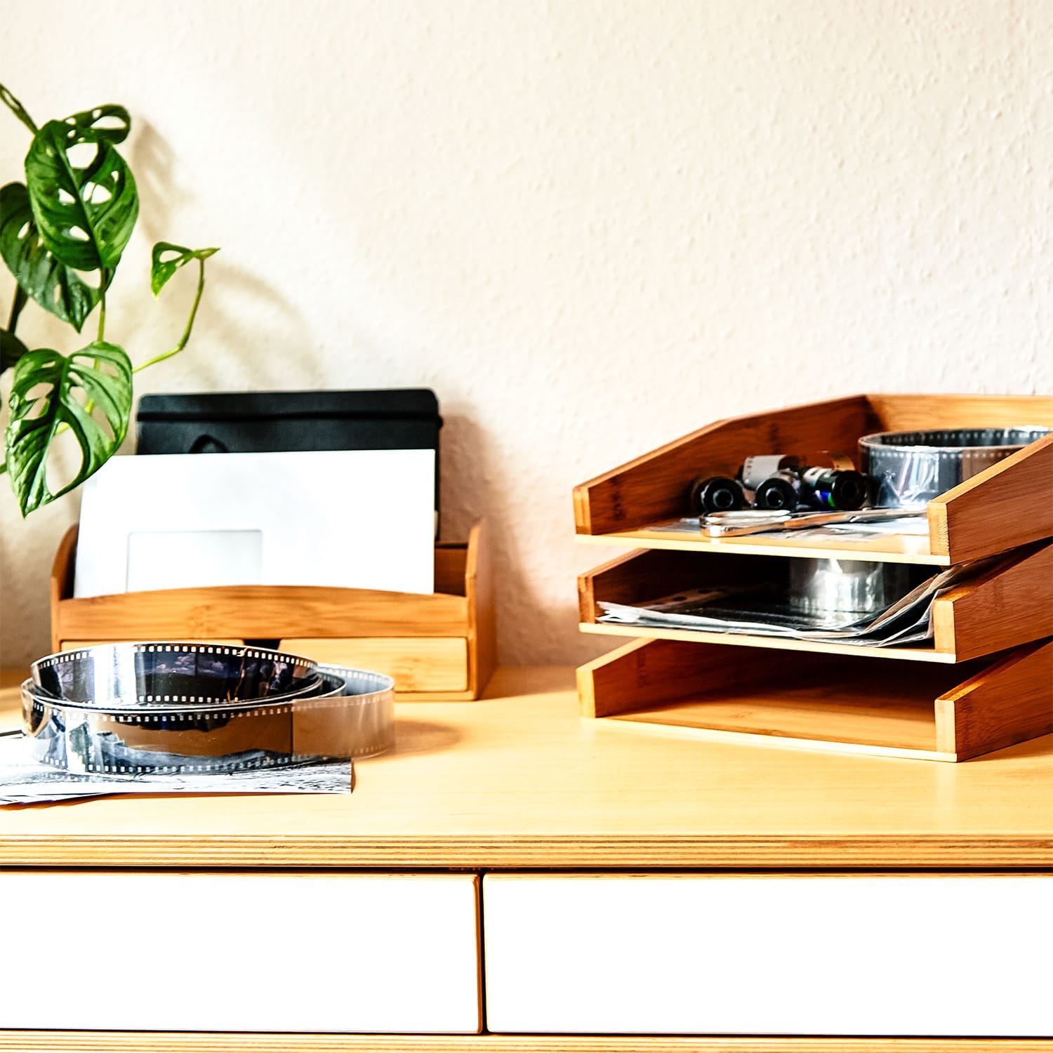 Blumfeldt Zásobník dokumenty, odkladací zásobník, jednoduchý dizajn, rozmery: 25,3 × 5,8 × 33 cm, bambus – Obrázok 3