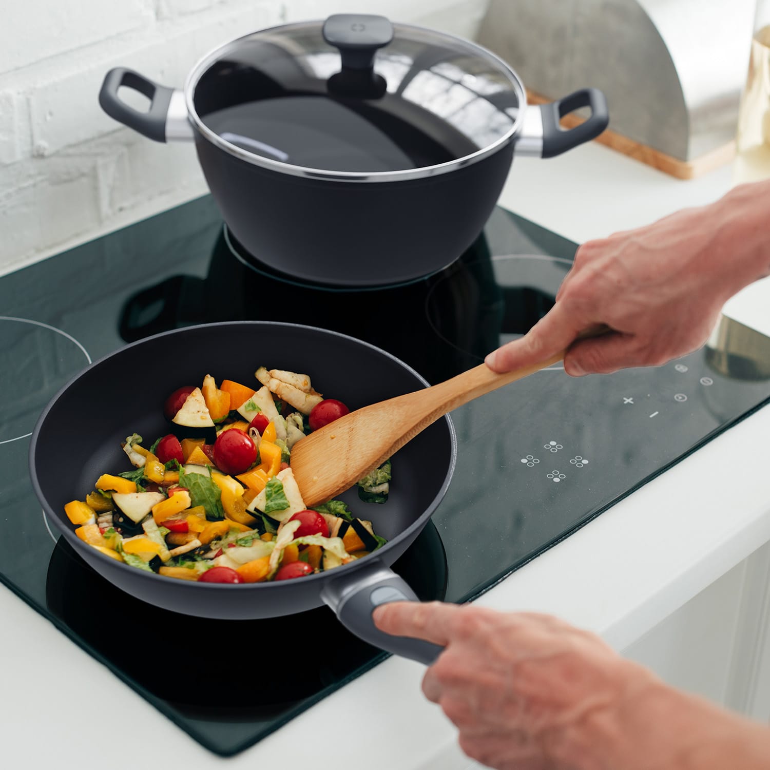 Klarstein Noto Endurance, set panvíc, kovaný hliník, 3 veľkosti, 2 plstené chrániče – Obrázok 2